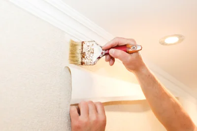 Pose de papier peint à Salers — revêtements muraux et toiles de verre